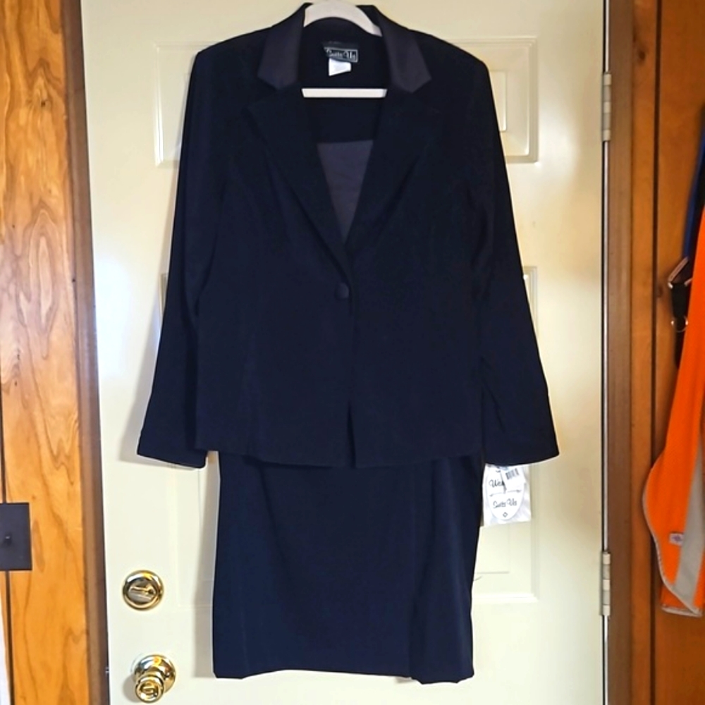 Suits Us Women's 3pc skirt suit